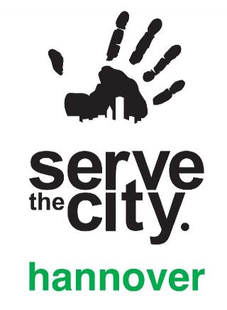 Eine Hand mit der Skyline einer Stadt, darunter der Vereinsname Serve the City - diene der Stadt Hannover.